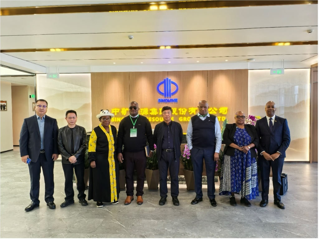 津巴布韦马斯温戈省省长一行到访333体育资源集团总部